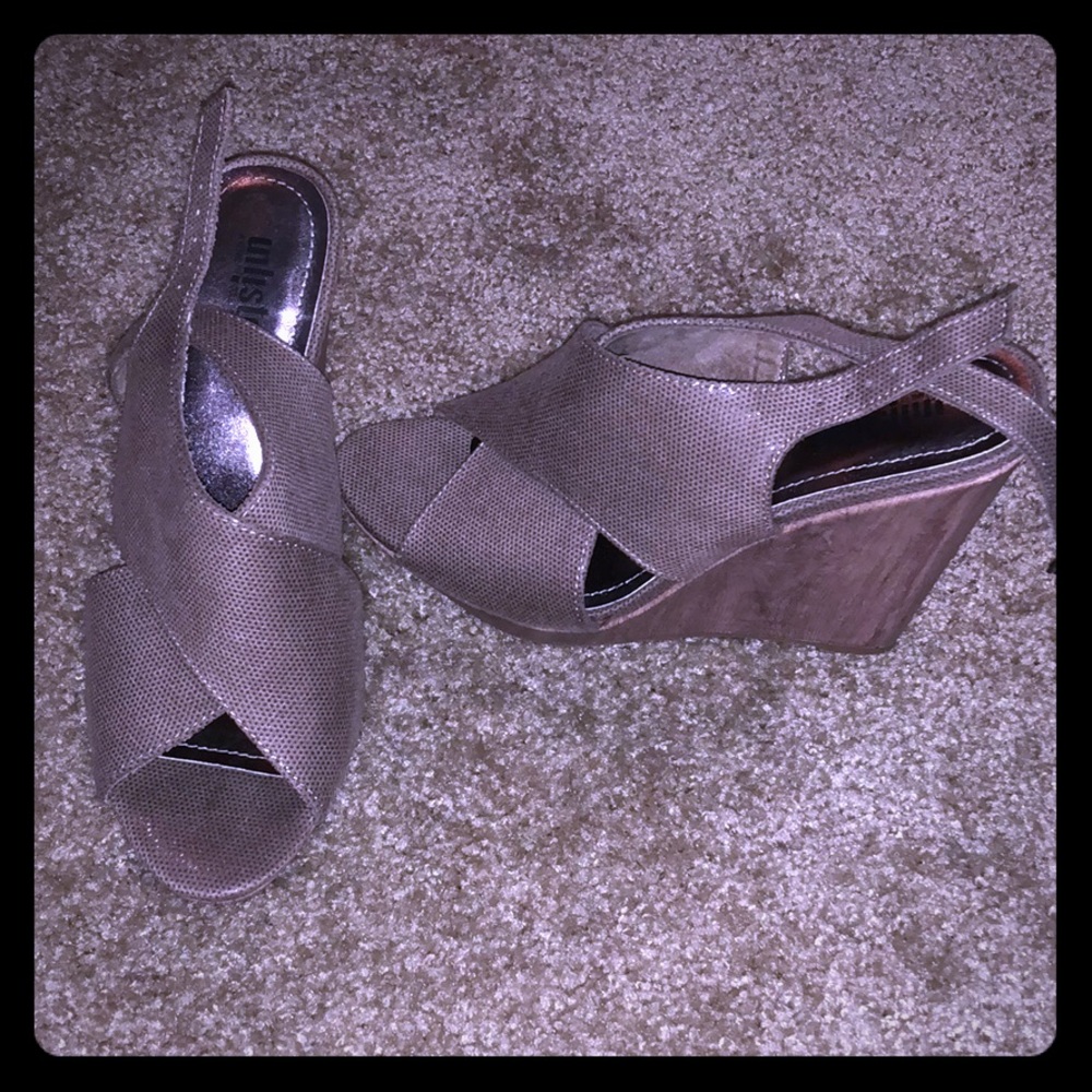 Strap wedged heel